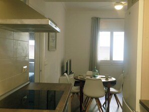 Dining - Charming new apartment in the old town, a stone's throw from the beach 🏖️ (L'Escala)