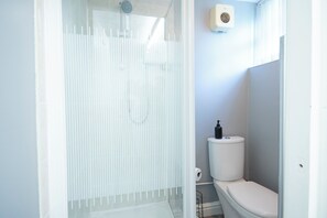 Dusj, hårføner, håndklær og såpe
