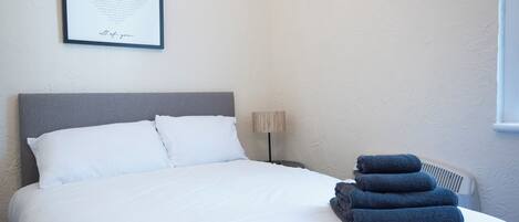 1 habitación, tabla de planchar con plancha y ropa de cama