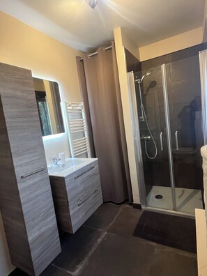 Dusche, Haartrockner, Handtücher, Seife
