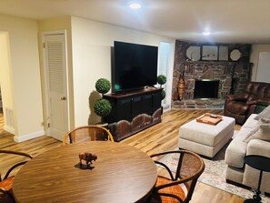Interior - Fabulous 3-bedroom 2 Story Cabin with a fully finished basement. (Township of Marble City)