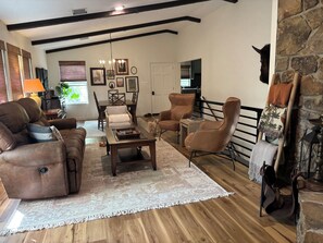 TV - Fabulous 3-bedroom 2 Story Cabin with a fully finished basement. (Township of Marble City)