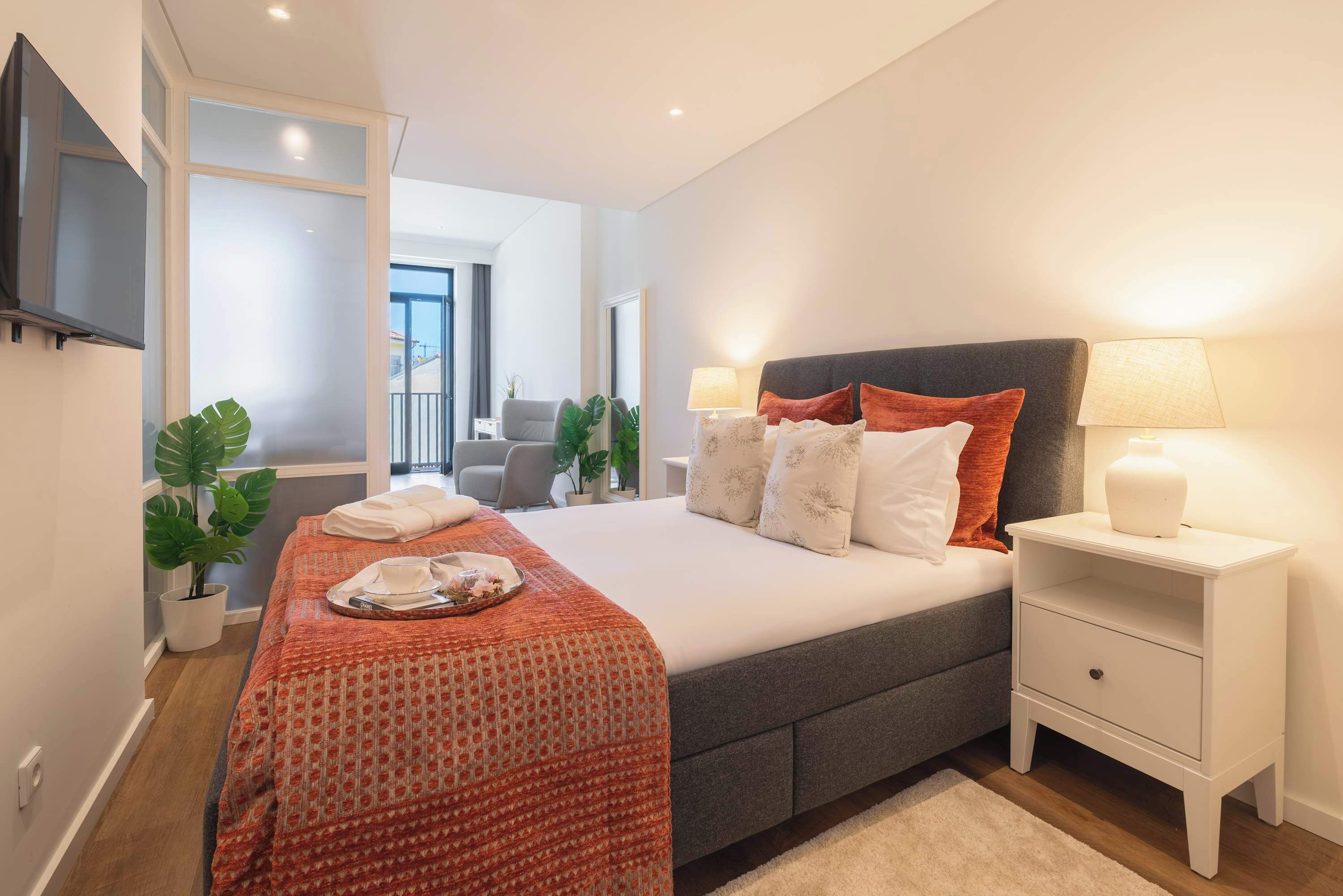 1 habitación, tabla de planchar con plancha y ropa de cama 