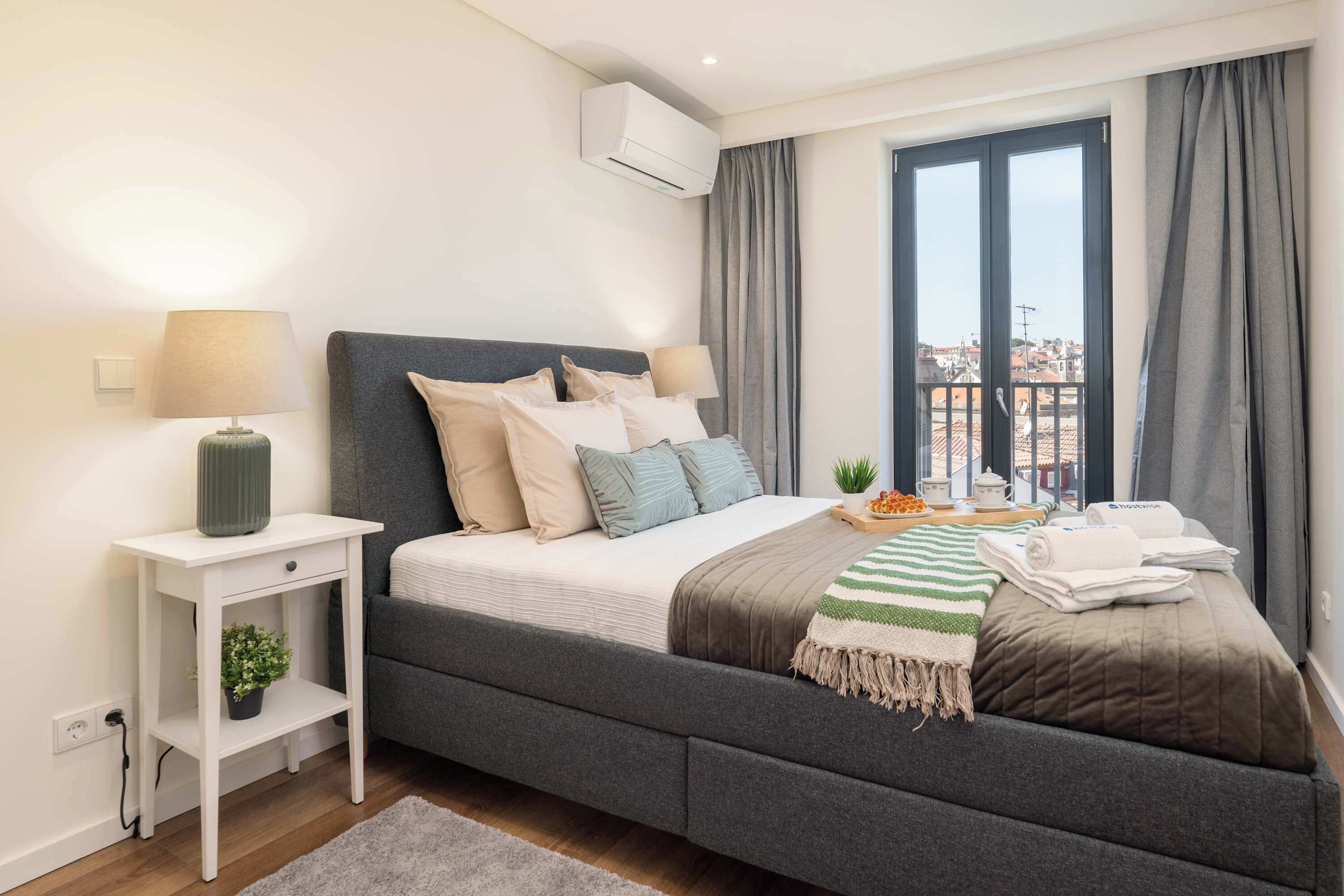1 habitación, tabla de planchar con plancha y ropa de cama 