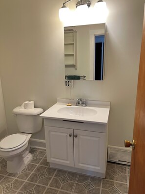 Bathroom - Bright 3-bedroom townhome in Potsdam walk to SUNY, Clarkson downtown (Potsdam)