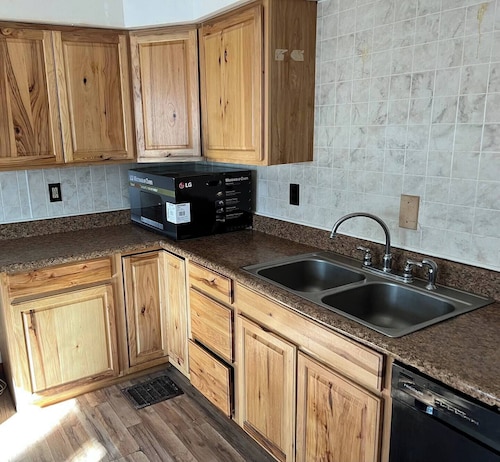 Bright 3-bedroom townhome in Potsdam walk to SUNY, Clarkson downtown