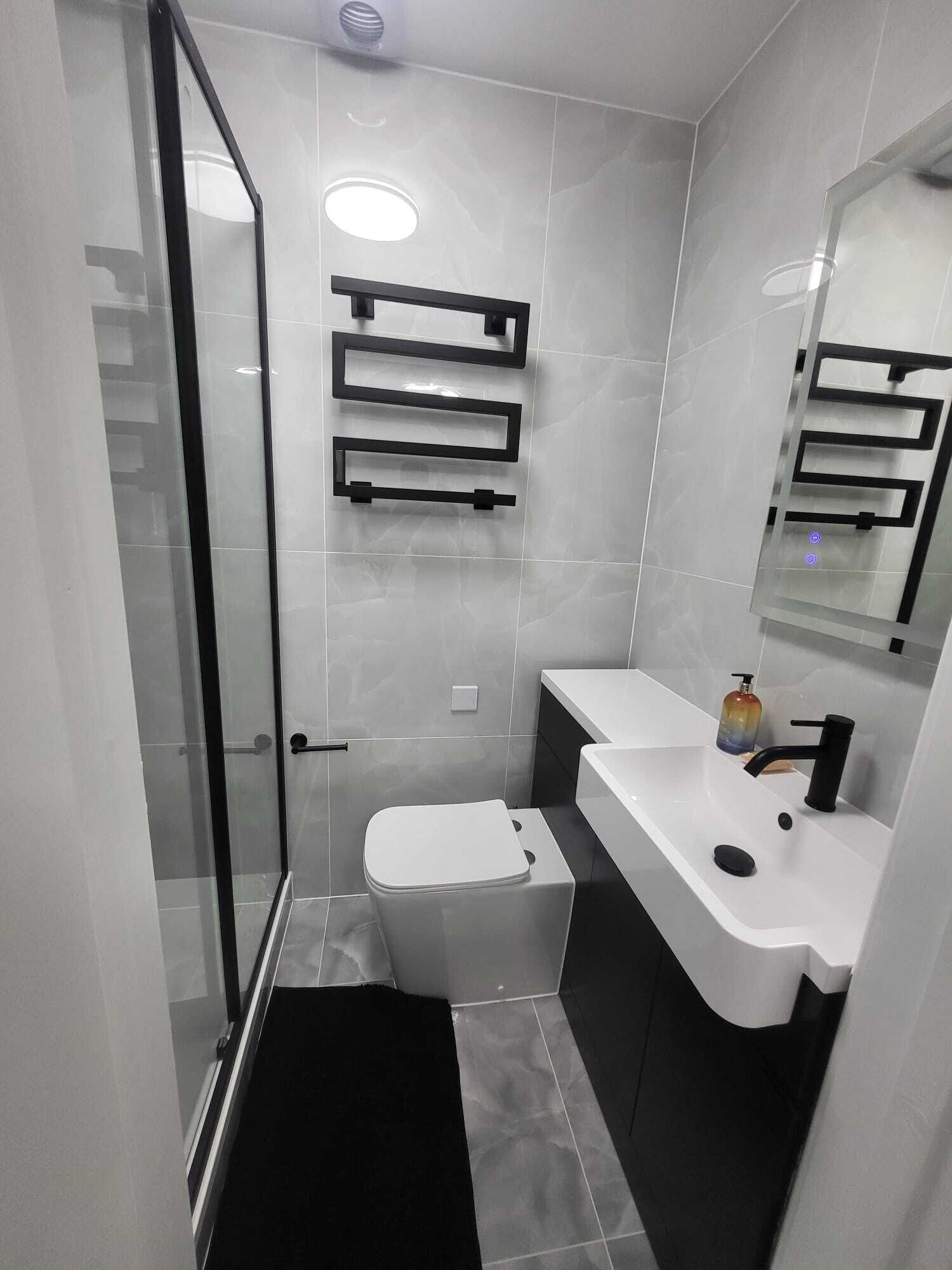 Douche, serviettes fournies, savon, papier toilette
