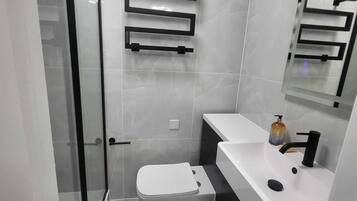 Douche, serviettes fournies, savon, papier toilette