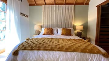 Travel crib, free WiFi, bed sheets