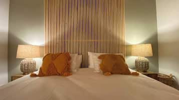 Travel crib, free WiFi, bed sheets