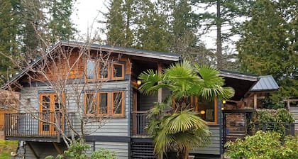 Palm Retreat Suite in Snug Cove on Bowen Island