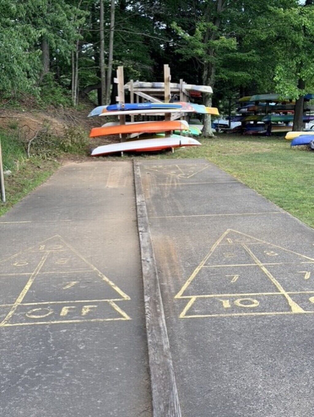 Een jeu de boulesbaan met genummerde zones en een stapel bouleschijven.