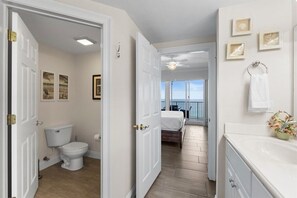 Room - Luxury Beachfront 2BR Sleeps 8 Pool Amazing Views (Panama City Beach)