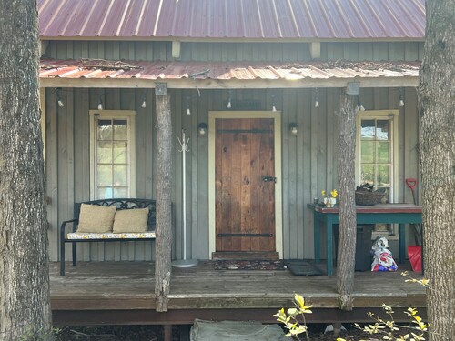 Tiny Timber frame 1-bedroom cabin in Candor with AC/Heat, Outdoor fire and tub.