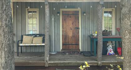 Tiny Timber frame 1-bedroom cabin in Candor with AC/Heat, Outdoor fire and tub.