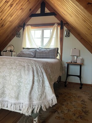 Room - Tiny Timber frame 1-bedroom cabin in Candor with AC/Heat, Outdoor fire and tub. (Candor)