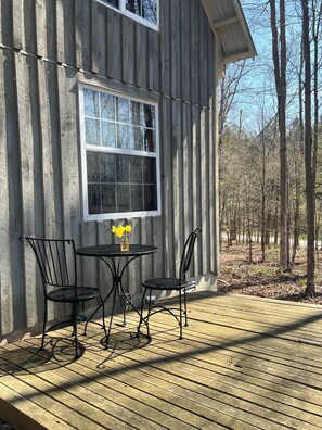 Outdoor dining - Tiny Timber frame 1-bedroom cabin in Candor with AC/Heat, Outdoor fire and tub. (Candor)