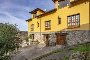 Exterior - Room 'El Castaño' with Shared Pool, Shared Garden and Wi-Fi (Gamonedo)
