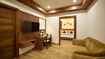 In-room safe, soundproofing, iron/ironing board, free WiFi