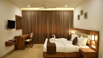 In-room safe, soundproofing, iron/ironing board, free WiFi