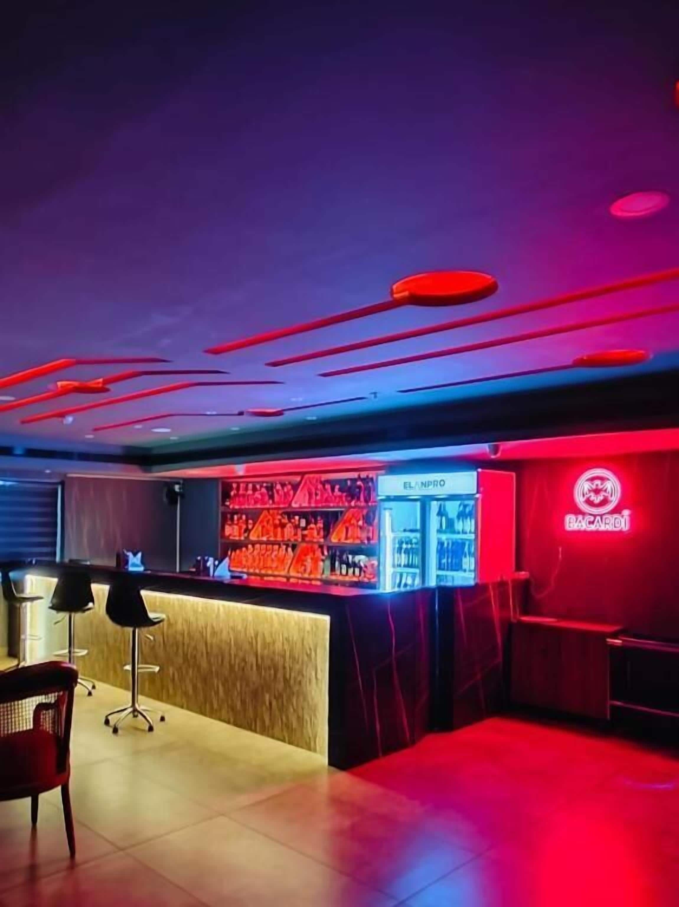 2 bars/lounges