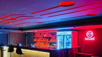 2 bars/lounges