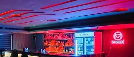 2 bars/lounges