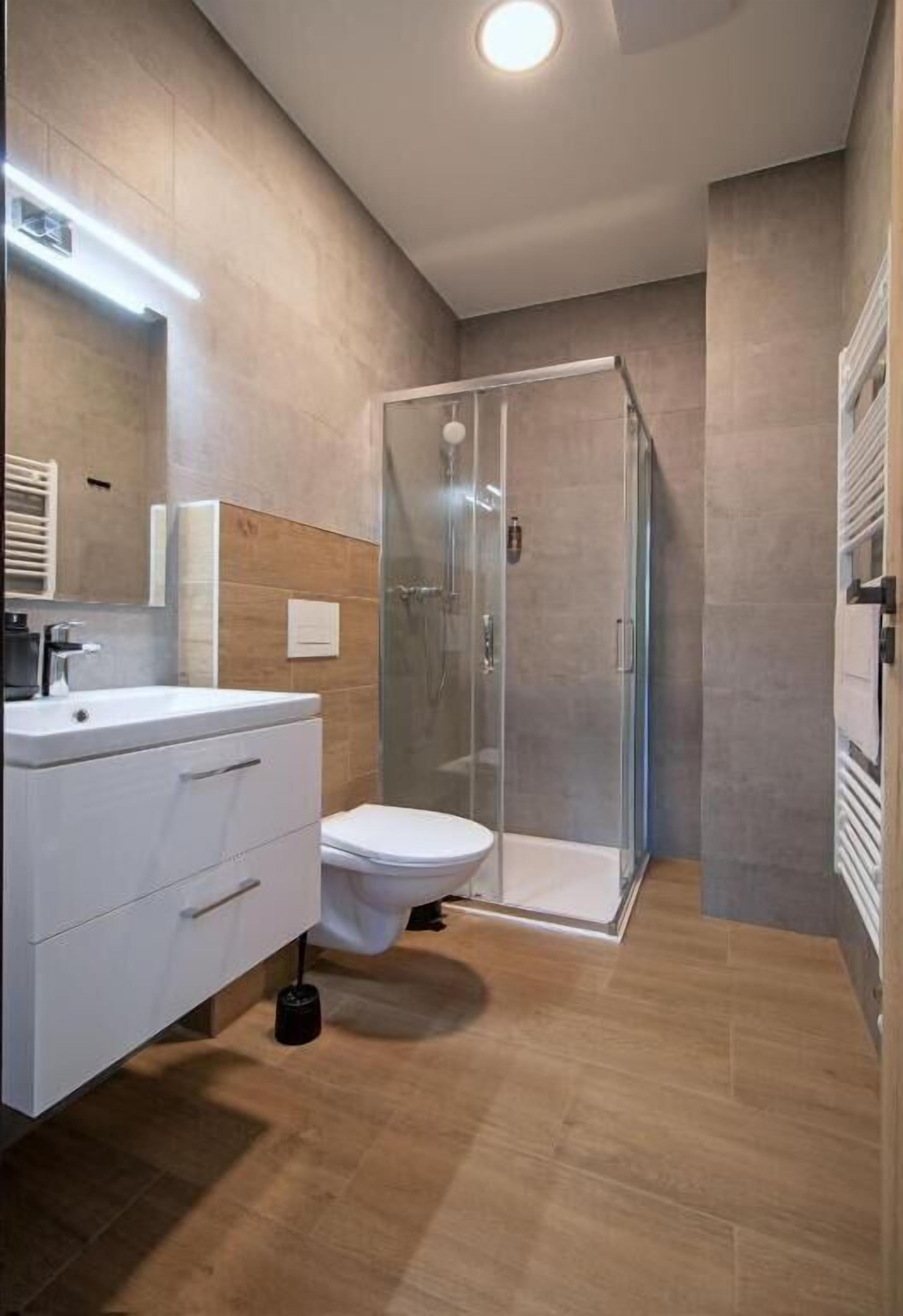 Kahden hengen huone (yksi tai kaksi sänkyä), järvinäköala | Kylpyhuone