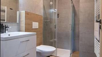 Kahden hengen huone (yksi tai kaksi sänkyä), järvinäköala | Kylpyhuone