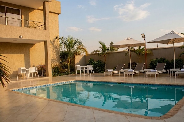 Una piscina al aire libre