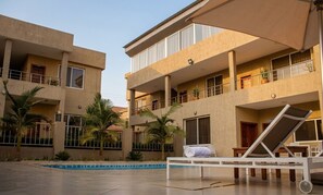 Una piscina al aire libre