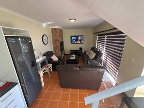 Gemeinsamer Schlafsaal, 2 Schlafzimmer, eigener Pool | Wohnzimmer