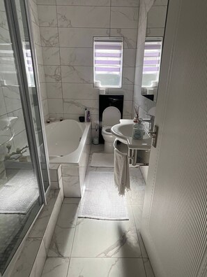 Slaapzaal, 2 slaapkamers, privézwembad | Badkamer