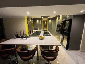 Slaapzaal, 2 slaapkamers, privézwembad | Dineerruimte