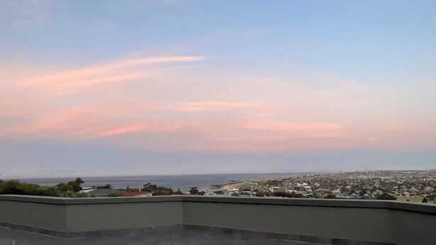 A coastal cityscape with a clear sky and distant view of the ocean. - Room-a Peaceful and Scenic Area Designed (Cape Town)