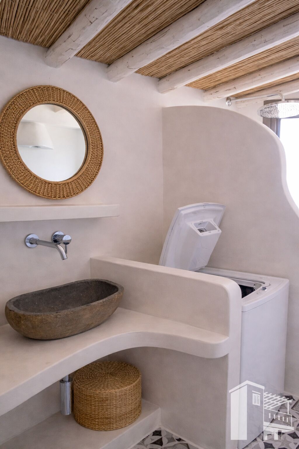 Douche, sèche-cheveux, bidet, serviettes fournies