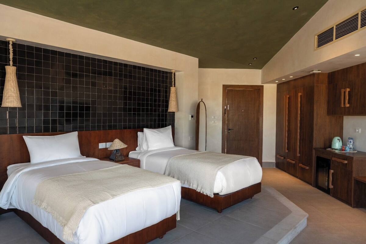 Twin Room, Golf View | Peti besi dalam bilik, langsir/tirai gelap terus 
