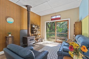 Cabin, 1 Bedroom, Fireplace, Garden View | Living room