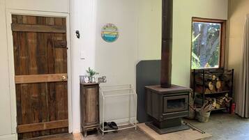 Cabin, 1 Bedroom, Fireplace, Garden View | Interior