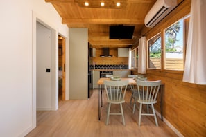 Dining - Bungalow with Private Pool, Wi-Fi and Air Conditioning (Cunit)