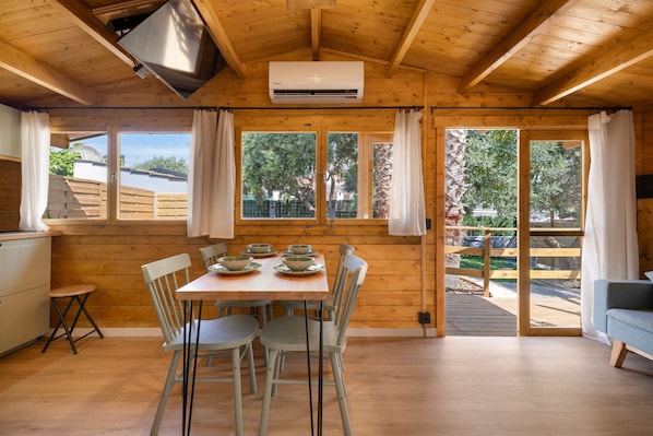 Interior - Bungalow with Private Pool, Wi-Fi and Air Conditioning (Cunit)