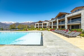 Seasonal outdoor pool, pool umbrellas, pool loungers - Garden Apartment C12  (Colico)