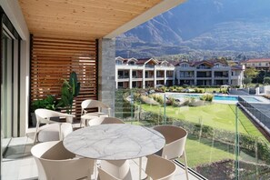 Outdoor dining - Garden Apartment C12 (Colico)