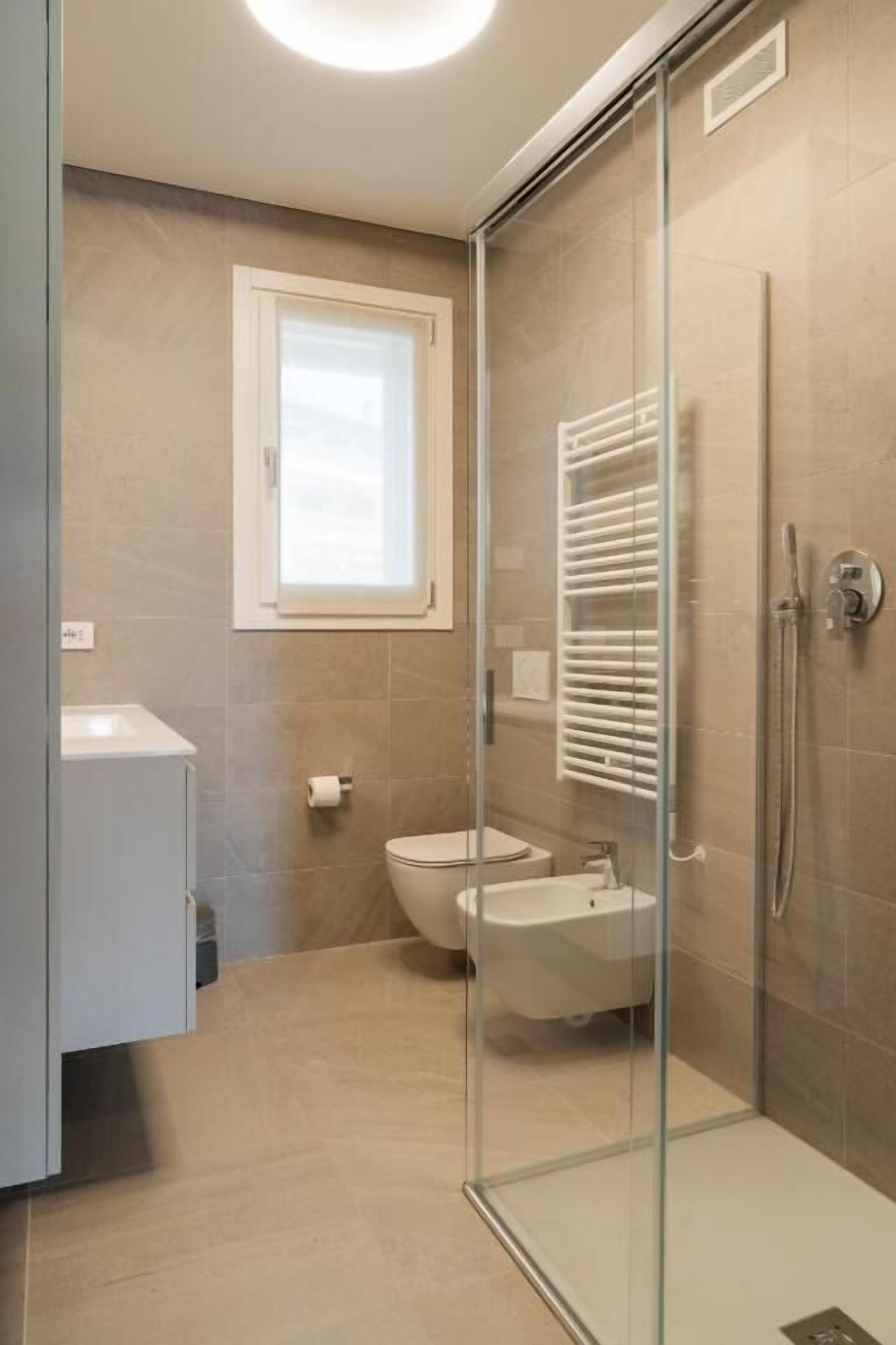 Deluxe appartement, uitzicht op meer | Badkamer