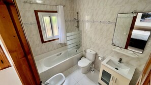 Shower, bidet, toilet paper - Villa in Alcossebre (Alcossebre)
