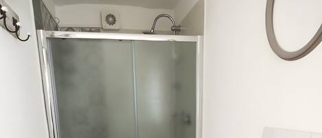 Dusche, Haartrockner, Handtücher