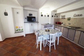 Dining - Apartment 'Casa Matilde' with Private Garden, Wi-Fi and Air Conditioning (Moncalieri)
