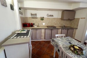 Fridge, microwave, stovetop, coffee/tea maker - Apartment 'Casa Matilde' with Private Garden, Wi-Fi and Air Conditioning (Moncalieri)
