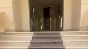 En trappa av stentrappsteg som leder upp till en dörr med glaspaneler.