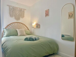 Room - Boho Breeze - 1 bed apartment near the sea (Bournemouth)